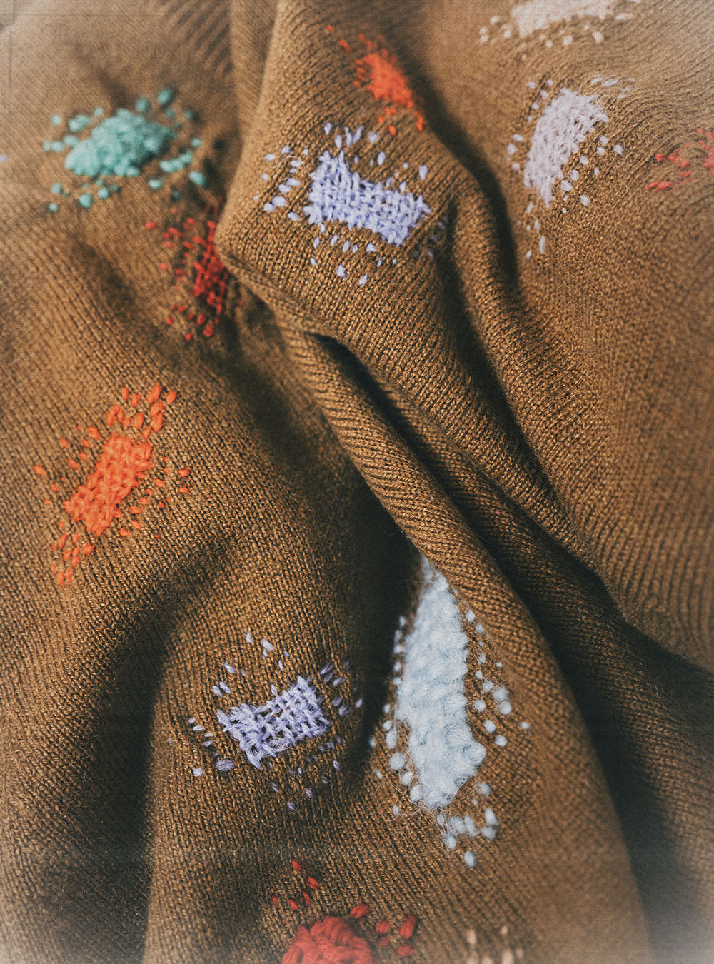 EMBROIDED ROUND NECK SWEATER - CAMEL