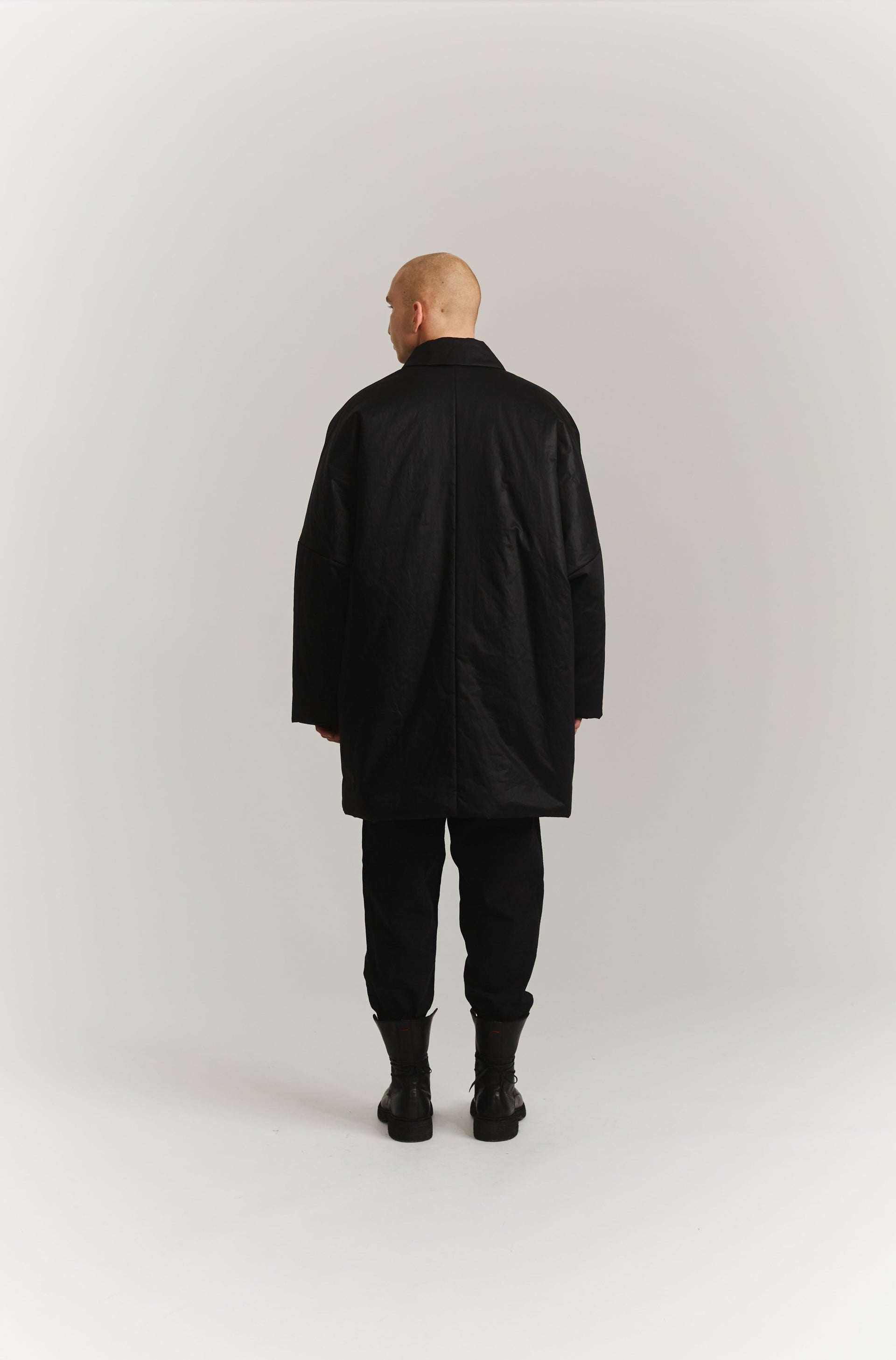 MANTEAU TRIANGLE - LAQUÉ - NOIR
