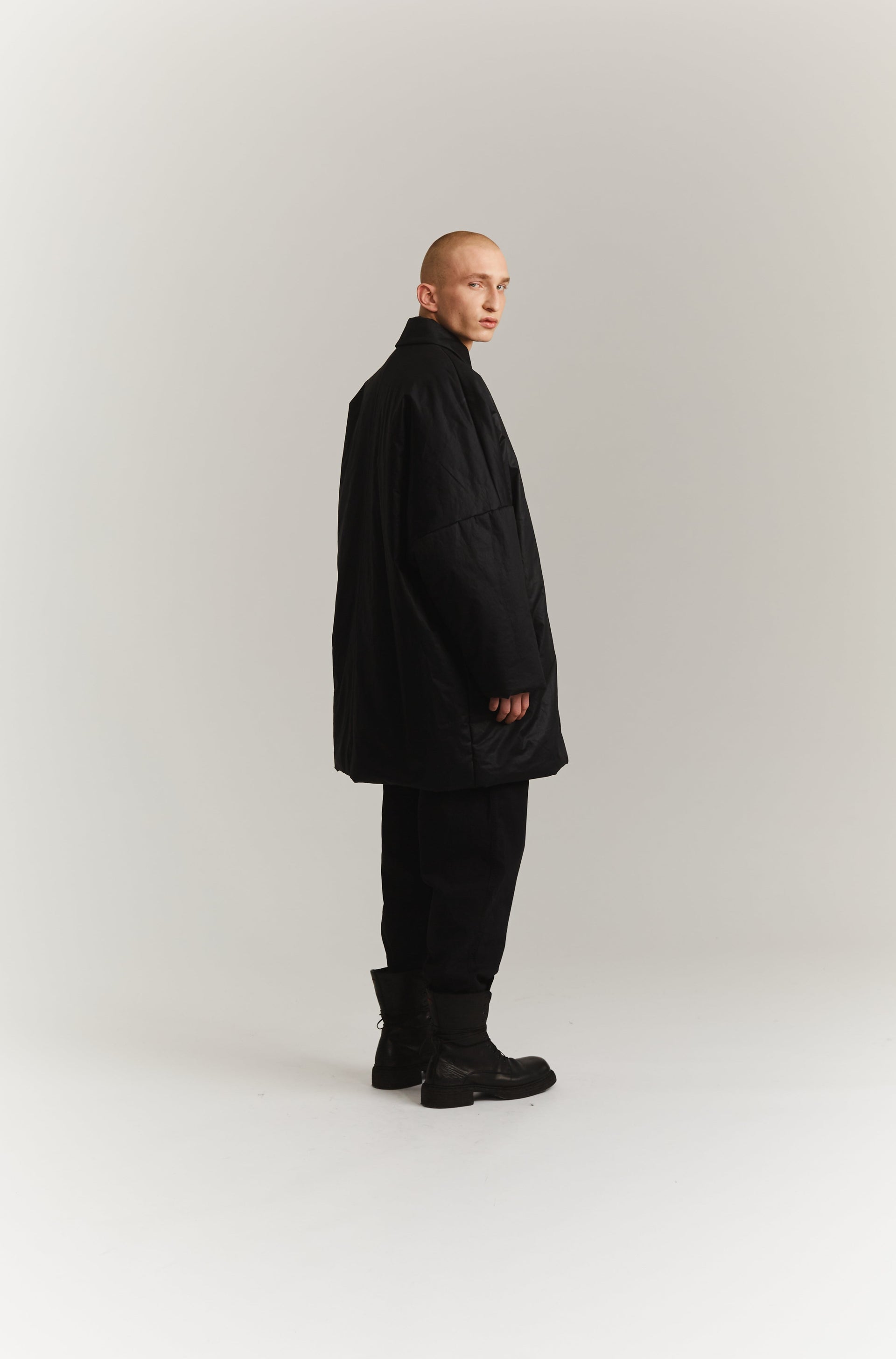 MANTEAU TRIANGLE - LAQUÉ - NOIR
