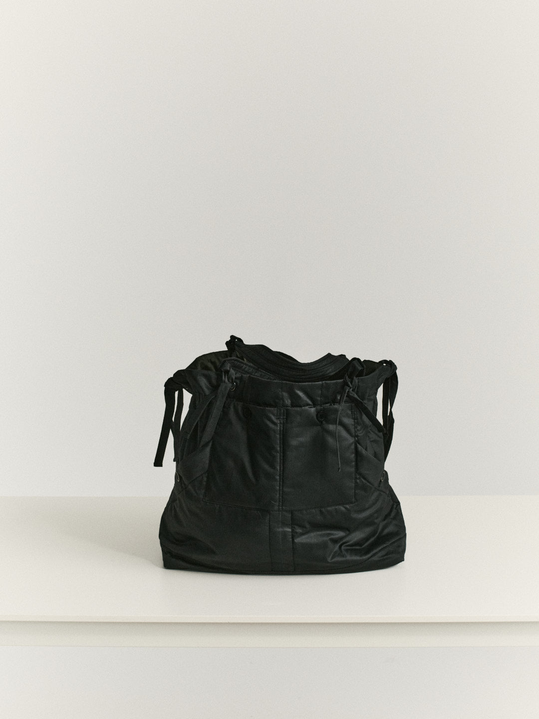 MILI CARGO TOTE - LACQED - BLACK