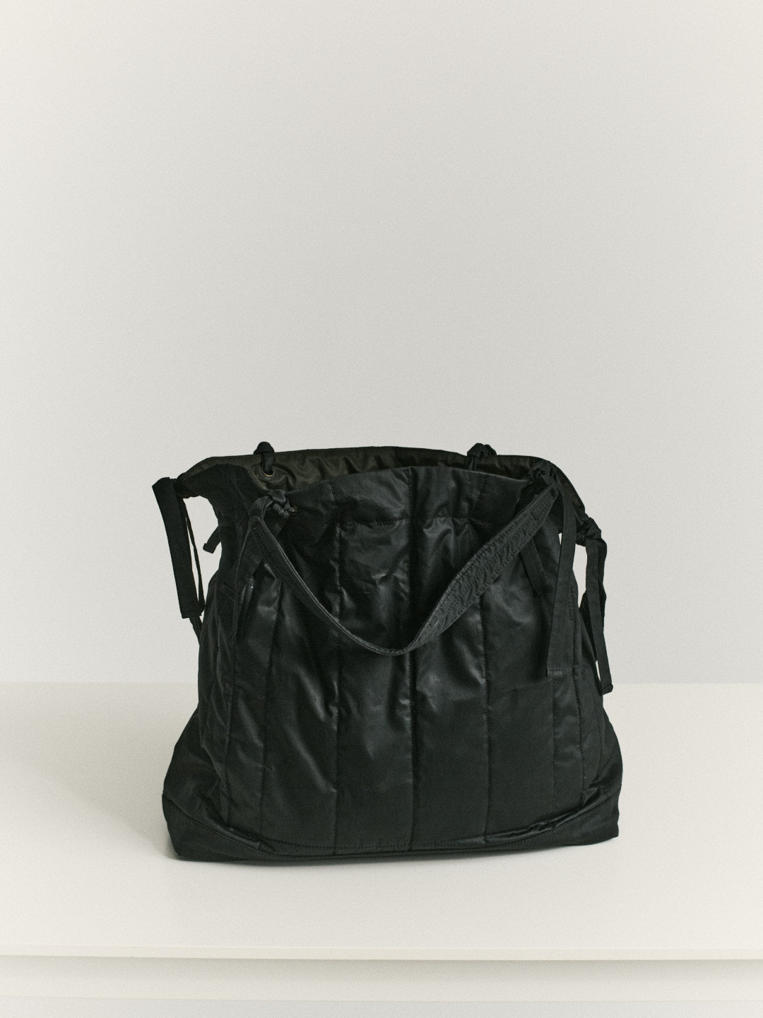 MILI CARGO TOTE - LACQED - BLACK