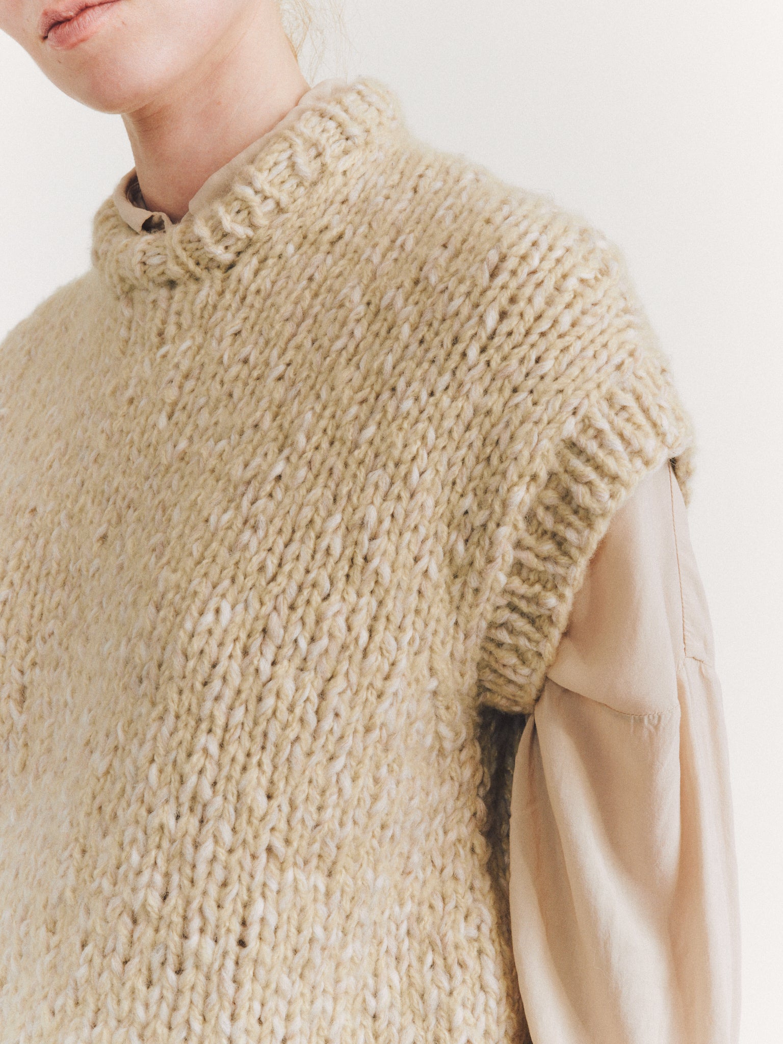SLEEVELESS JUMPER - SOFTY MARLED - ECRU/ECRU