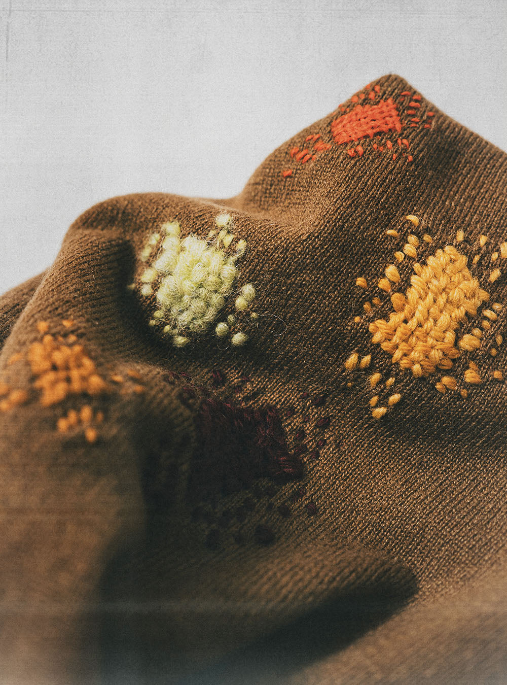 EMBROIDED ROUND NECK SWEATER - CAMEL