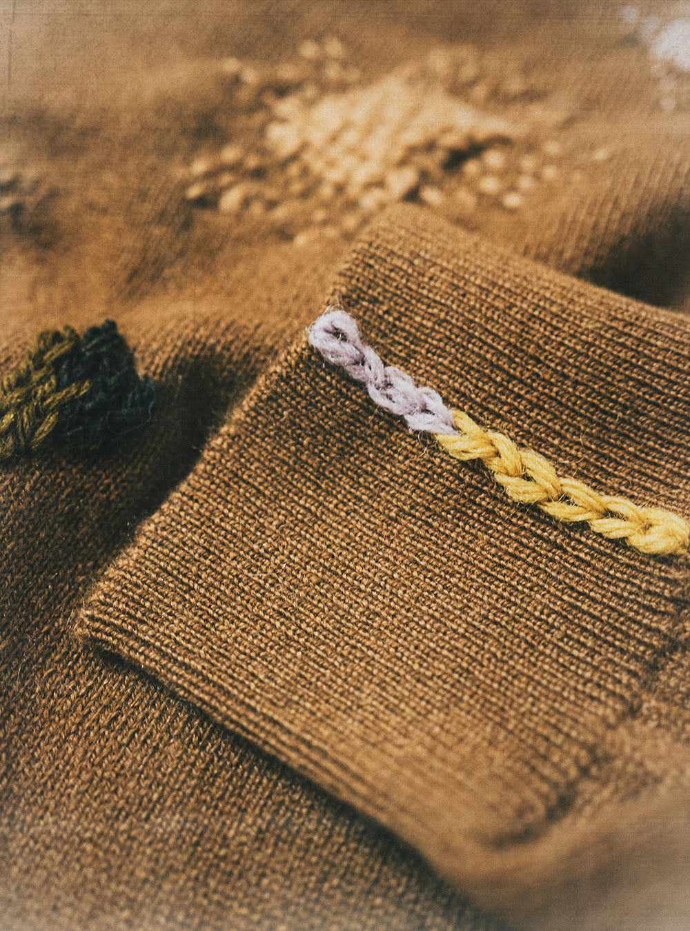 EMBROIDED ROUND NECK SWEATER - CAMEL