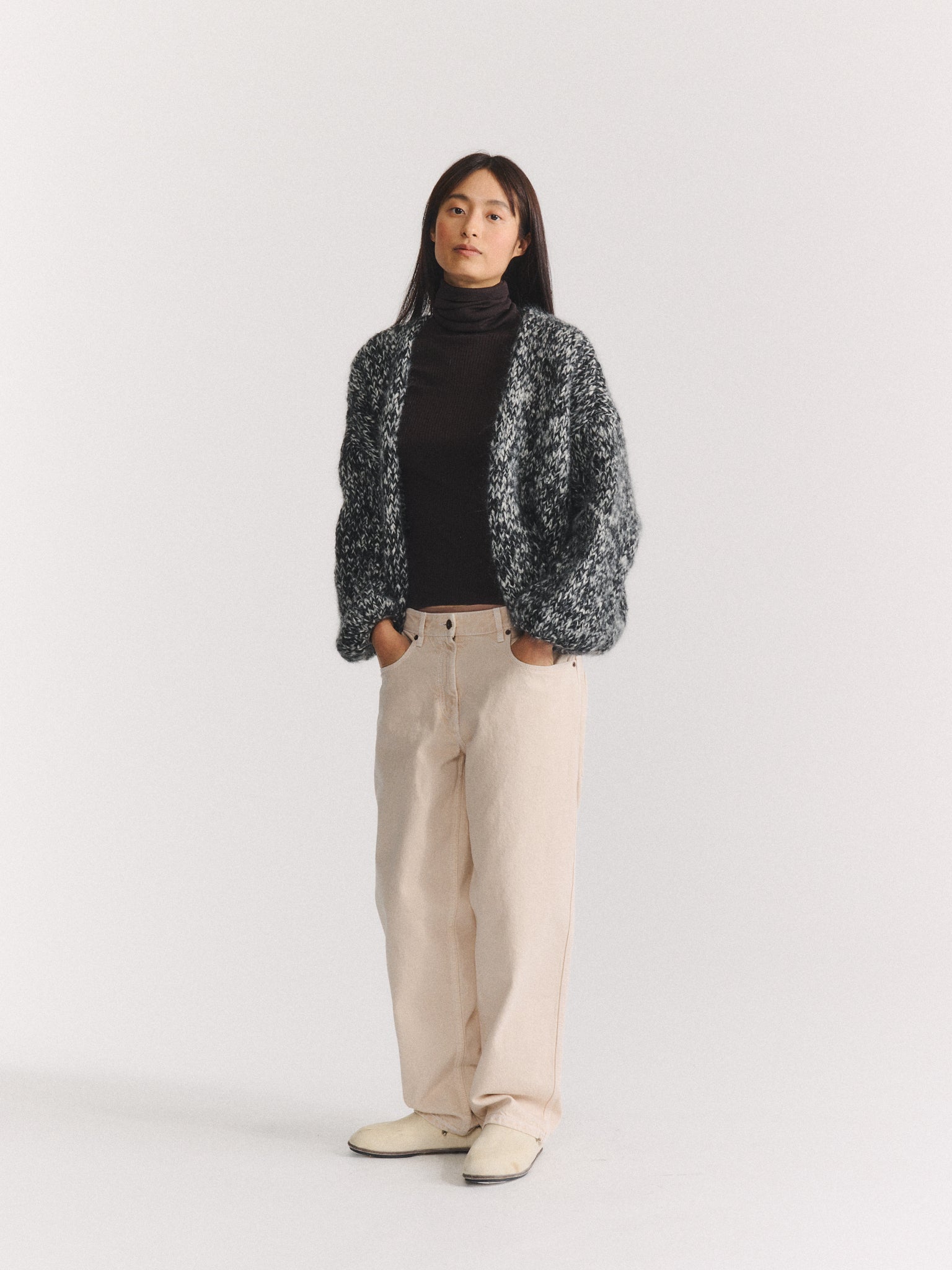 SHORT CARDIGAN - BLACK/PORCELAIN