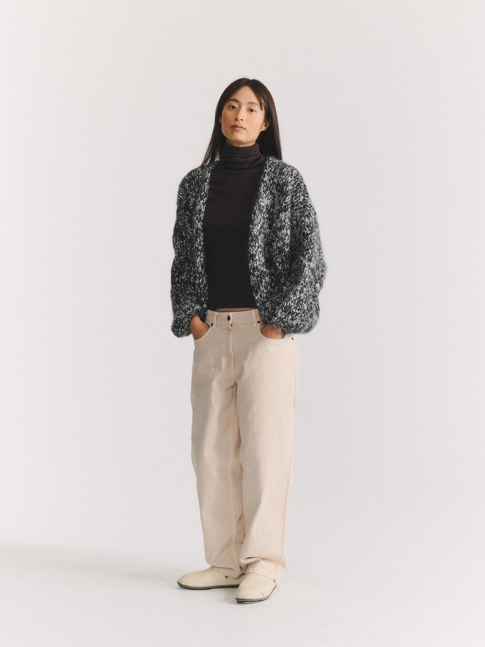 SHORT CARDIGAN - BLACK/PORCELAIN